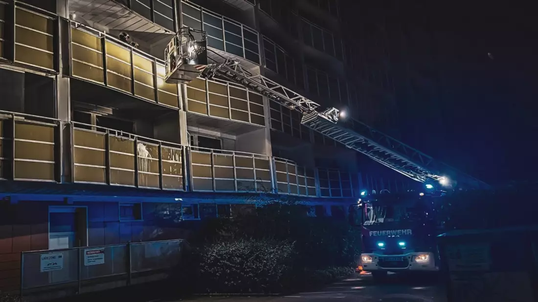 Feuerwehr Rostock: Feuerwehr rettet Person beim Wohnungsbrand in Evershagen - Bild: presseportal.de