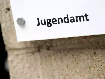 In einer akuten Krisensituation kann das Jugendamt Minderjährige vorübergehend aus der bisherigen Umgebung herausnehmen und an einem sicheren Ort unterbringen. (Archivbild) - Foto: Arno Burgi/dpa-Zentralbild/dpa