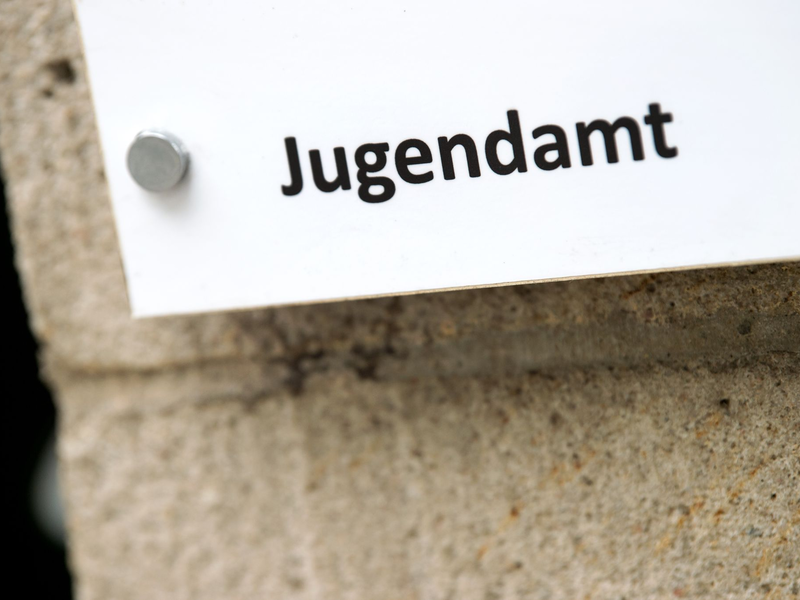 In einer akuten Krisensituation kann das Jugendamt Minderjährige vorübergehend aus der bisherigen Umgebung herausnehmen und an einem sicheren Ort unterbringen. (Archivbild) - Foto: Arno Burgi/dpa-Zentralbild/dpa