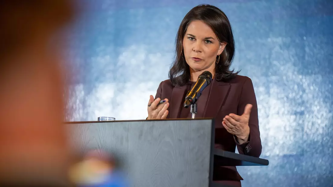 Bundesaußenministerin Annalena Baerbock sprach ihren chinesischen Amtskollegen Wang auf die Rolle Chinas im Ukraine-Krieg an.  - Bild: Michael Kappeler/dpa