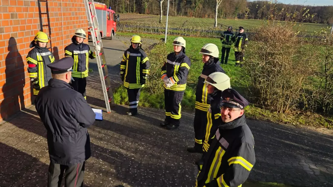 FFW Fredenbeck: Erster Kompetenznachweis der neuen modularen Grundausbildung / Ehrenamtliche Einsatzkräfte erreichen Qualifikation Einsatztauglichkeit - Bild: presseportal.de