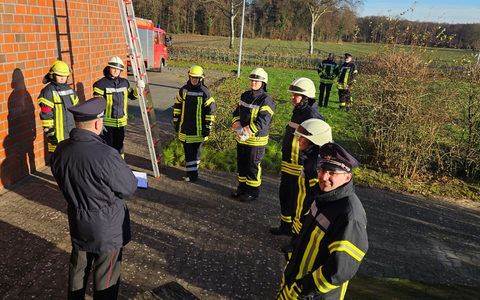 FFW Fredenbeck: Erster Kompetenznachweis der neuen modularen Grundausbildung / Ehrenamtliche Einsatzkräfte erreichen Qualifikation Einsatztauglichkeit - Foto: presseportal.de