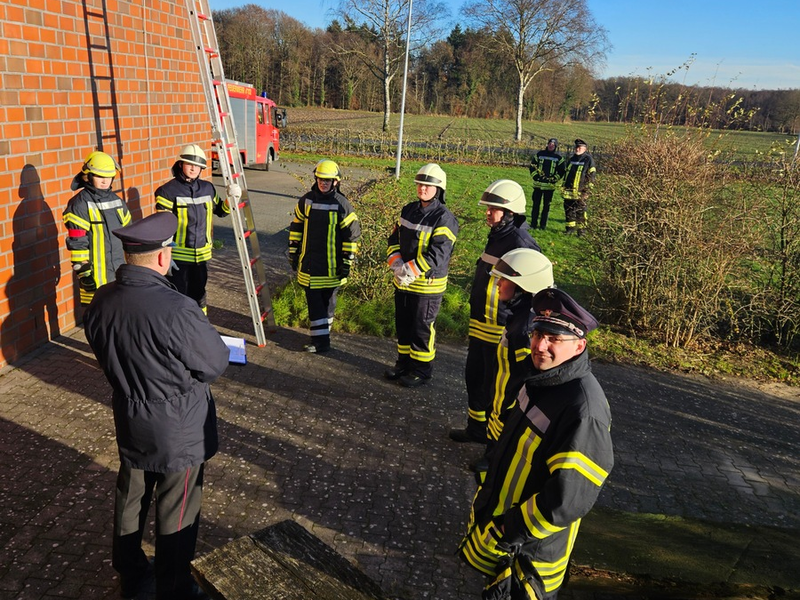 FFW Fredenbeck: Erster Kompetenznachweis der neuen modularen Grundausbildung / Ehrenamtliche Einsatzkräfte erreichen Qualifikation Einsatztauglichkeit - Foto: presseportal.de