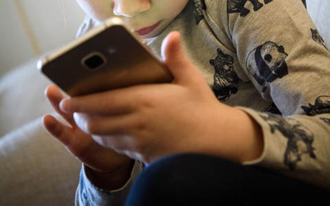 Ab zehn Jahren haben die meisten Kinder in Deutschland ein eigenes Smartphone. (Symbolbild) - Foto: Hans-Jürgen Wiedl/ZB/dpa