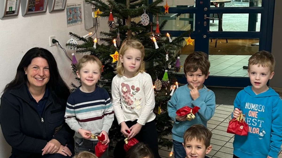 POL-PDMY: Weihnachtsbaumschmück-Tradition bei der Polizei Cochem - Foto: presseportal.de