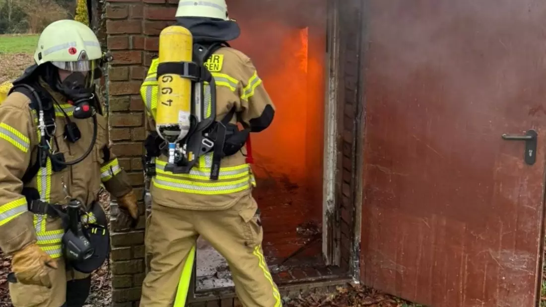 FW-OLL: Gebäudebrand - Räucherofen brennt im Gebäude - Feuerwehr kann eine Ausbreitung schnell verhindern - Bild: presseportal.de
