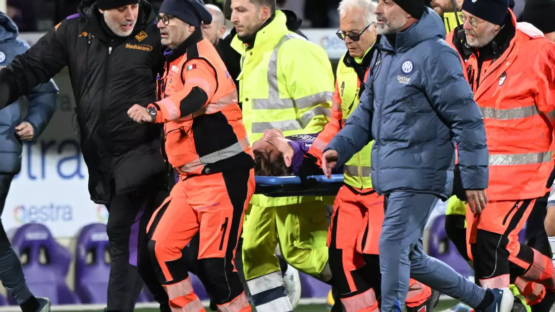 Fiorentina-Profi Edoardo Bove wird nach seinem Zusammenbruch zu einem Krankenwagen getragen. - Bild: Alberto Lingria/Xinhua/dpa