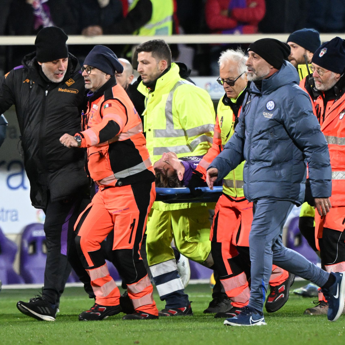 Fiorentina-Profi Edoardo Bove wird nach seinem Zusammenbruch zu einem Krankenwagen getragen. - Foto: Alberto Lingria/Xinhua/dpa