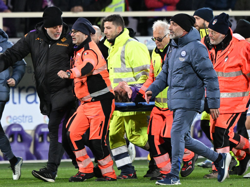 Fiorentina-Profi Edoardo Bove wird nach seinem Zusammenbruch zu einem Krankenwagen getragen. - Foto: Alberto Lingria/Xinhua/dpa