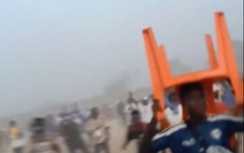 Bei einer Massenpanik in einem Fußballstadion in Guinea kamen 56 Menschen ums Leben. - Foto: Uncredited/Nimba Sports Zaly/AP/dpa