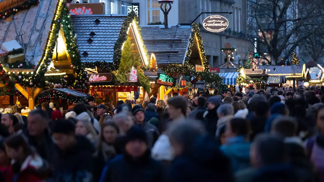 In vielen deutschen Innenstädten war am vergangenen Freitag viel los - wegen der Weihnachtsmärkte und dem Aktionstag Black Friday. - Bild: Sven Hoppe/dpa