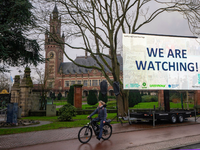 «We are Watching!» ist auf einem Plakat vor dem Internationalen Gerichtshof zu lesen: Das höchste UN-Gericht hat sich mit Klimaschutz befasst. (Archivbild) - Foto: Peter Dejong/AP/dpa