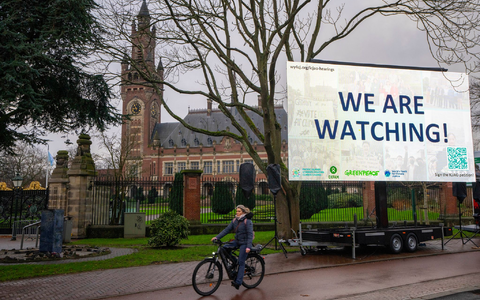 «We are Watching!» ist auf einem Plakat vor dem Internationalen Gerichtshof zu lesen: Das höchste UN-Gericht befasst sich mit Klimaschutz. - Foto: Peter Dejong/AP/dpa