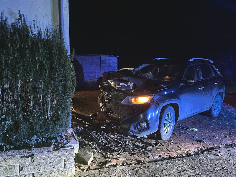 POL-MI: Alkoholisierter Autofahrer kracht in Hauswand - Foto: presseportal.de