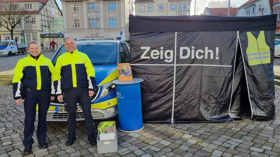 POL-HX: Sehen und gesehen werden - durch Licht und Reflexion / Polizei Höxter sensibilisiert für Sicherheit im Straßenverkehr / Aktionstag zur Sichtbarkeit im Dunkeln in Warburg - Bild: presseportal.de