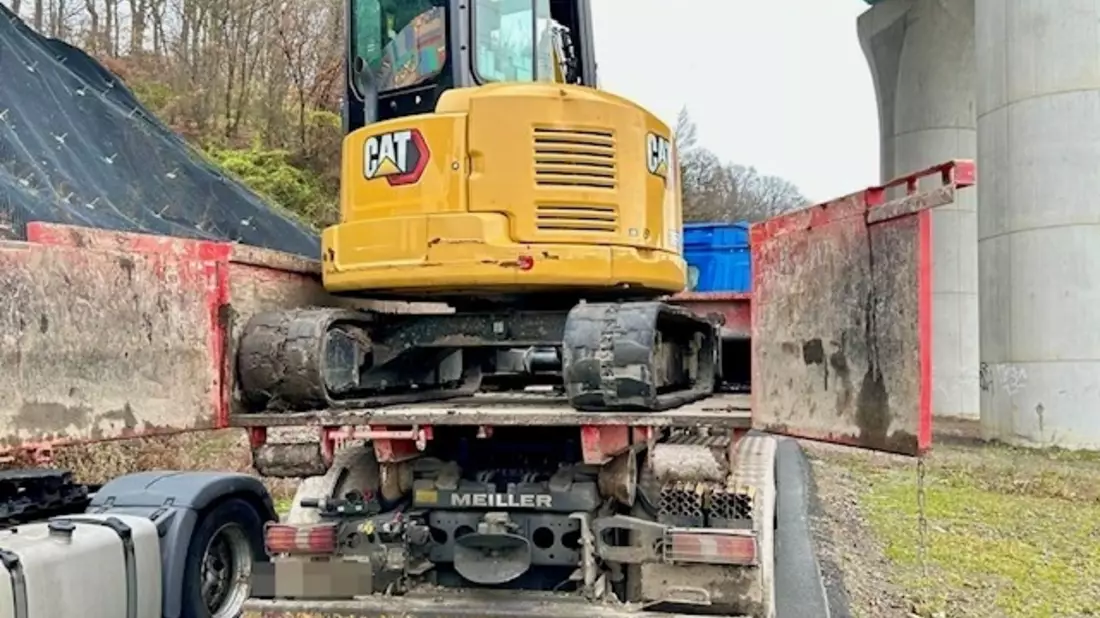 POL-HA: Unzureichend gesicherter Bagger auf Kipper: Polizei stoppt 49-jährigen LKW-Fahrer - Bild: presseportal.de