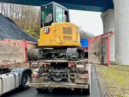 POL-HA: Unzureichend gesicherter Bagger auf Kipper: Polizei stoppt 49-jährigen LKW-Fahrer - Foto: presseportal.de