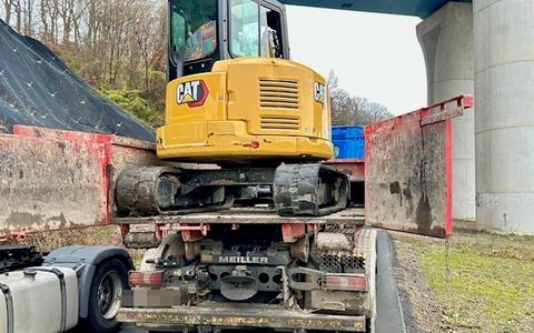 POL-HA: Unzureichend gesicherter Bagger auf Kipper: Polizei stoppt 49-jährigen LKW-Fahrer - Foto: presseportal.de