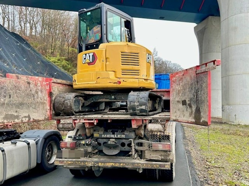 POL-HA: Unzureichend gesicherter Bagger auf Kipper: Polizei stoppt 49-jährigen LKW-Fahrer - Foto: presseportal.de