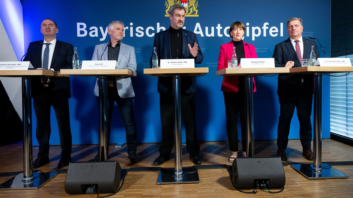 Nach dem Bayerischen Autogipfel präsentiert Markus Söder (M) die Ergebnisse. - Foto: Sven Hoppe/dpa