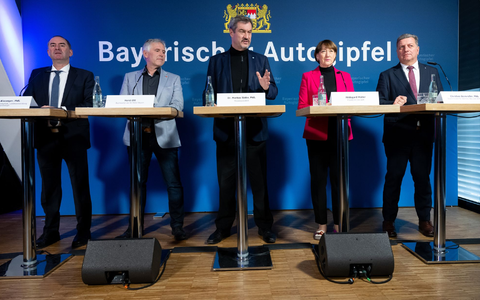 Nach dem Bayerischen Autogipfel präsentiert Markus Söder (M) die Ergebnisse. - Foto: Sven Hoppe/dpa