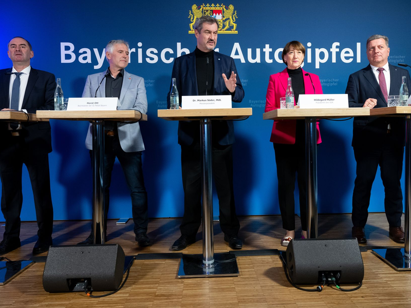 Nach dem Bayerischen Autogipfel präsentiert Markus Söder (M) die Ergebnisse. - Foto: Sven Hoppe/dpa