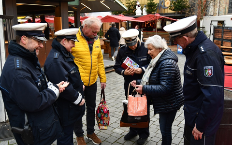 POL-PB: Tipps zum Schutz vor Taschendieben: Polizei ist auf dem Weihnachtsmarkt unterwegs - Foto: presseportal.de