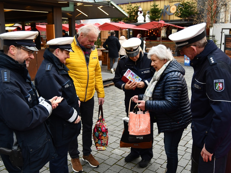 POL-PB: Tipps zum Schutz vor Taschendieben: Polizei ist auf dem Weihnachtsmarkt unterwegs - Foto: presseportal.de