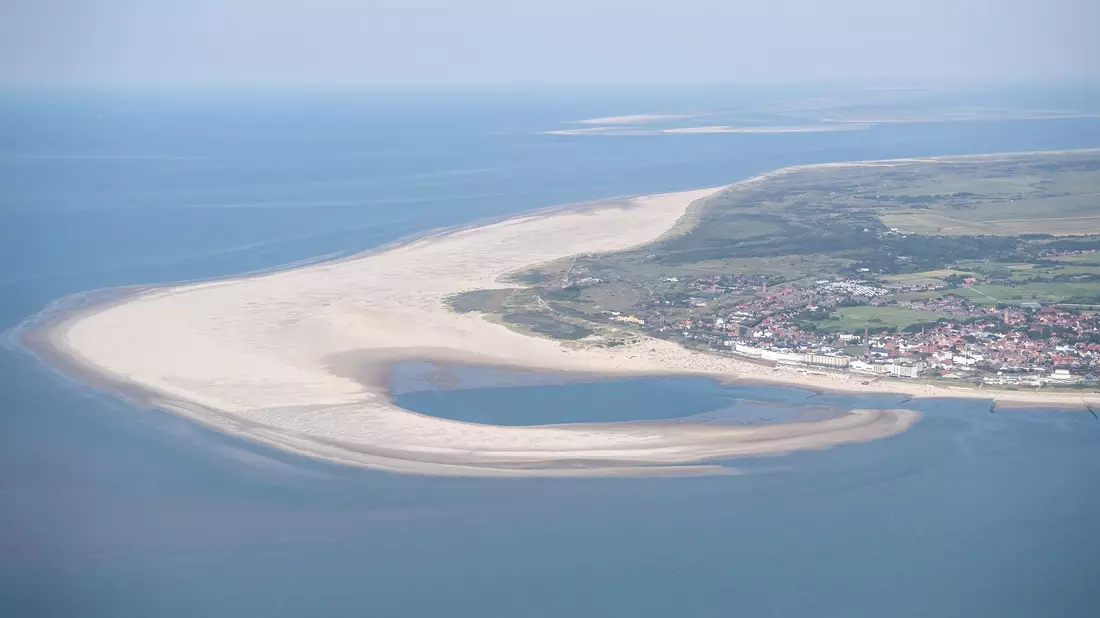Ab dem Nachmittag wird auf der rund 5.000 Einwohner zählenden Nordseeinsel das traditionelle Fest Klaasohm gefeiert. (Archivbild)  - Bild: Sina Schuldt/dpa