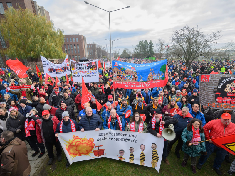 Streikkundgebung auf dem Gelände des VW-Stammwerks in Wolfsburg. - Foto: Julian Stratenschulte/dpa Pool/dpa