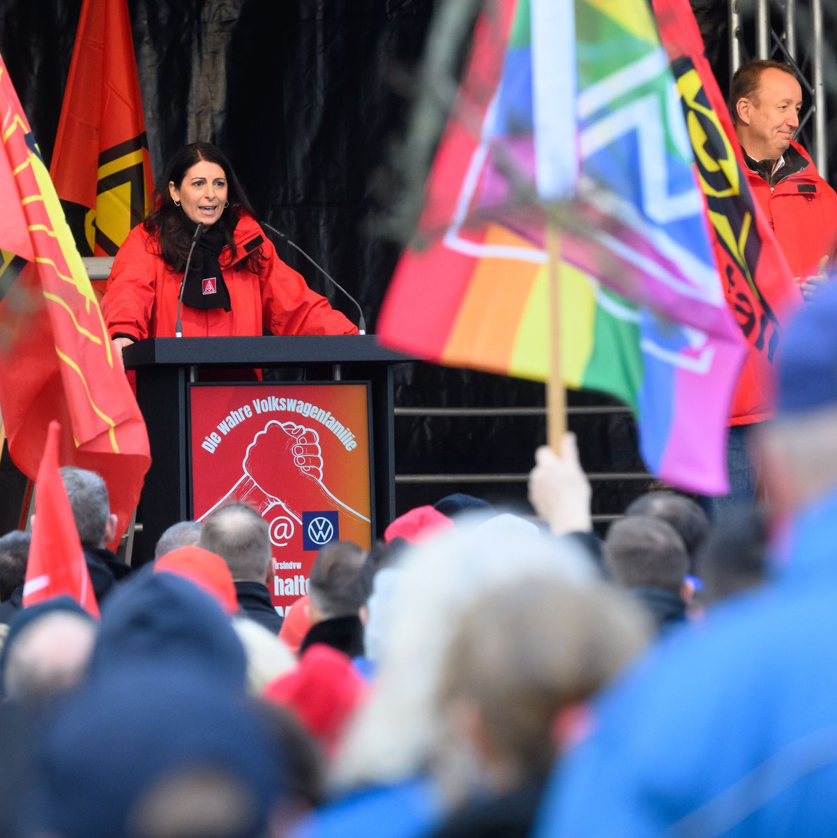 VW-Betriebsratschefin Daniela Cavallo spricht im VW-Stammwerk in Wolfsburg. - Foto: Julian Stratenschulte/dpa Pool/dpa