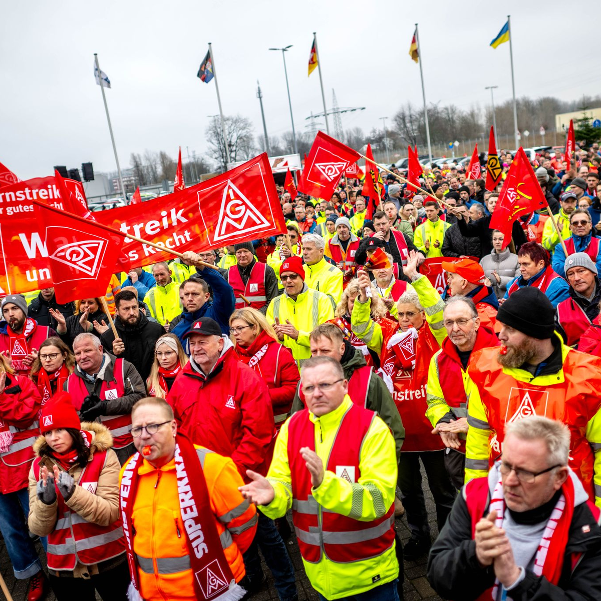 Streikende stehen vor dem Volkswagen-Werk Emden. - Foto: Sina Schuldt/dpa