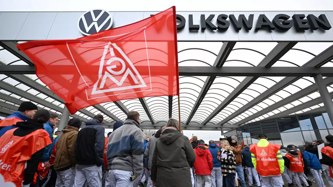 VW-Beschäftigte beteiligen sich im Werk in Zwickau an dem Warnstreik. - Bild: Hendrik Schmidt/dpa