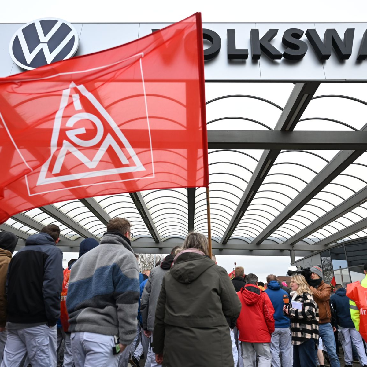 VW-Beschäftigte beteiligen sich im Werk in Zwickau an dem Warnstreik. - Foto: Hendrik Schmidt/dpa