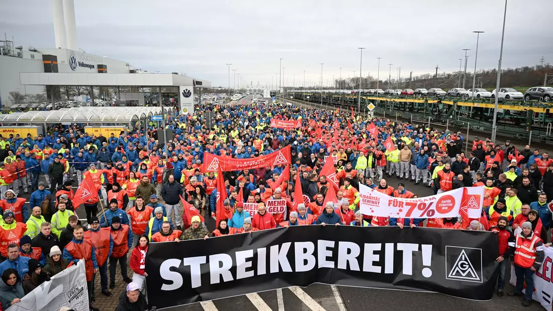 Am Zwickauer Werk versammelten sie sich zu einer Kundegebung vor dem Werkstor. - Bild: Hendrik Schmidt/dpa