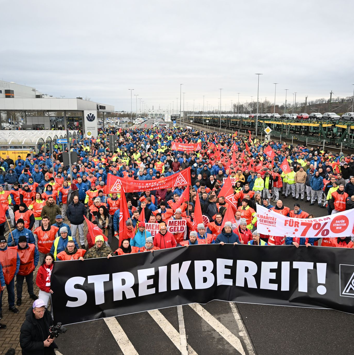 Die IG Metall wehrt sich mit dem Ausstand gegen milliardenschwere Einschnitte bei Europas größtem Autobauer.  - Foto: Hendrik Schmidt/dpa