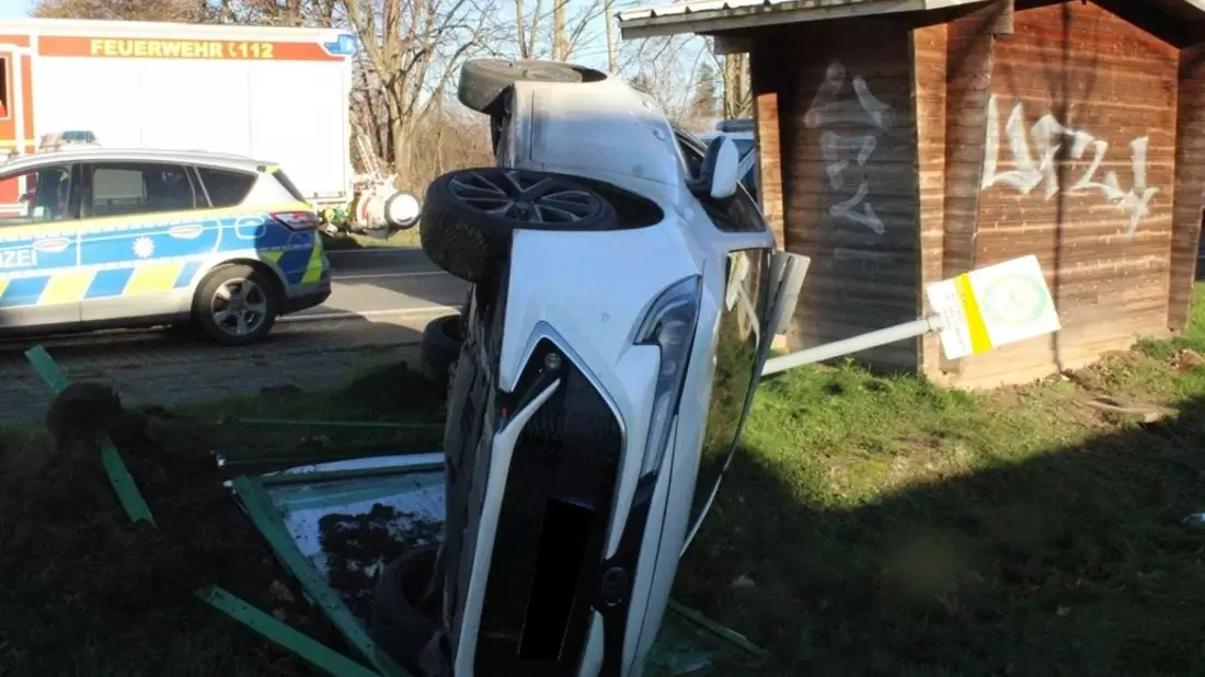 POL-MI: Auto kippt nach Unfall auf die Seite - Bild: presseportal.de
