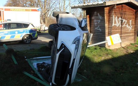 POL-MI: Auto kippt nach Unfall auf die Seite - Foto: presseportal.de
