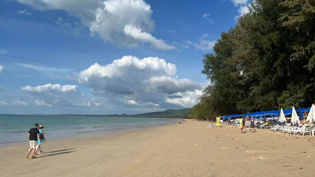 Die Region Khao Lak ist für schöne Sandstrände bekannt und gerade bei deutschen Touristen beliebt. (Archivbild) - Bild: Carola Frentzen/dpa