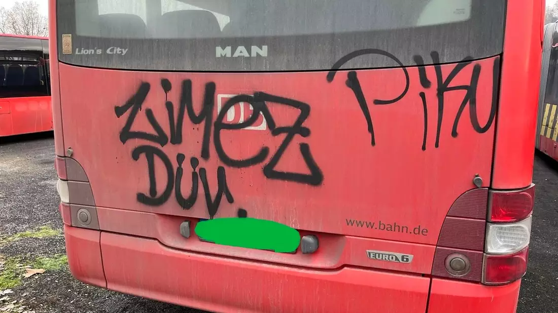 POL-PDMT: Hahnstätten. Unbekannte besprühen mehrere Busse - Bild: presseportal.de
