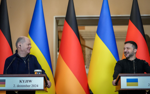 Bei ihrer gemeinsamen Pressekonferenz in Kiew hatte Bundeskanzler Olaf Scholz (l, SPD) und der ukrainische Präsident Wolodymyr Selenskyj nicht nur ernste Themen. - Foto: Kay Nietfeld/dpa