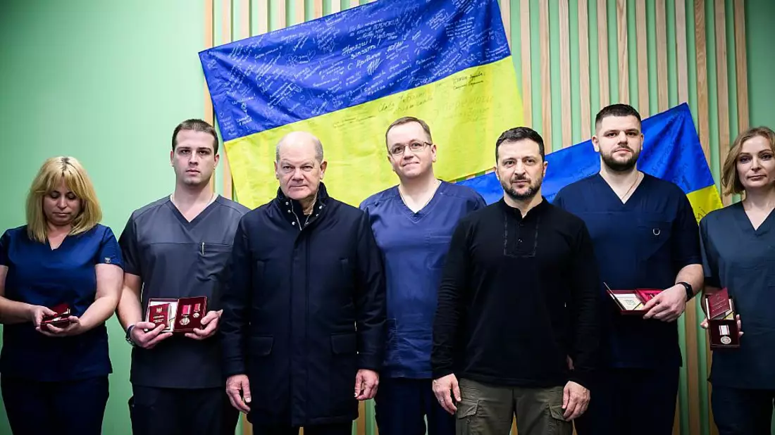 Olaf Scholz und Wolodymyr Selenskyj in einem Krankenhaus in Kiew am 02.12.2024 - Bild: Güngör, Marvin Ibo/BPA,  Text: über dts Nachrichtenagentur