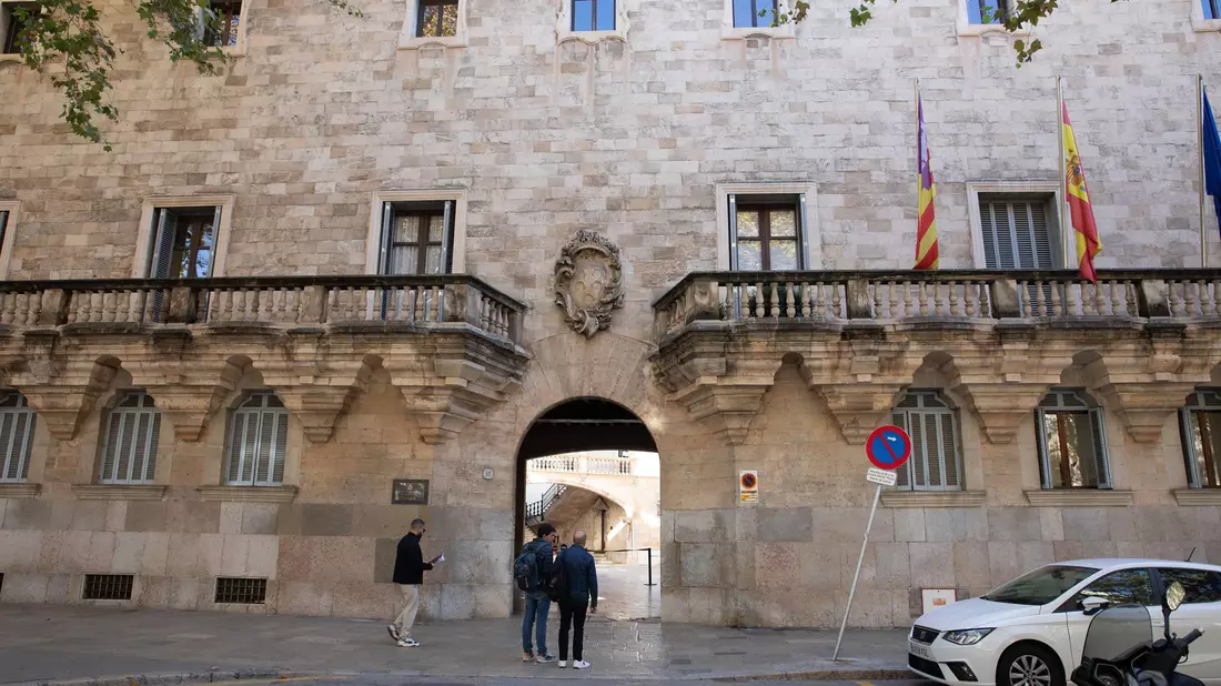 Im Mordprozess um den Tod eines deutschen Urlaubers auf Mallorca sind noch viele Fragen offen. (Archivbild) - Bild: Clara Margais/dpa