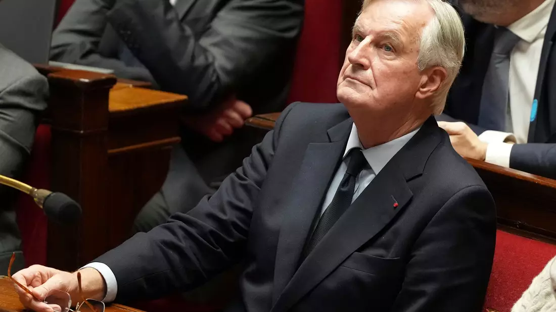 Der Mitte-Rechts-Regierung von Premier Michel Barnier droht nach einem Misstrauensantrag der Sturz. (Archivbild) - Bild: Michel Euler/AP/dpa