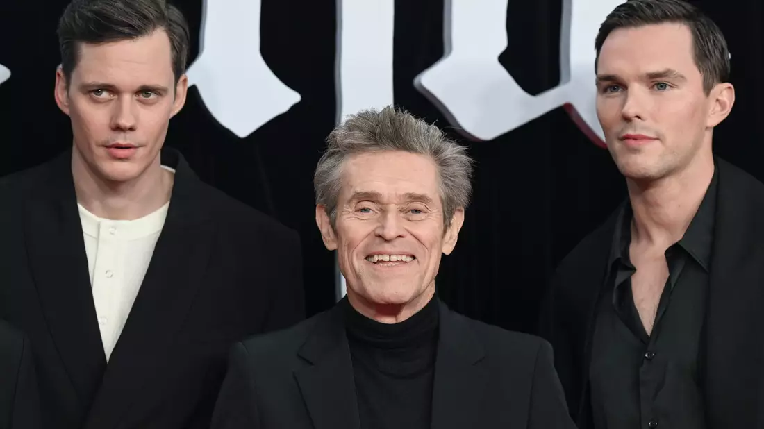 Bill Skarsgård, Willem Dafoe und Nicholas Hoult kamen zur Weltpremiere nach Berlin. - Bild: Jens Kalaene/dpa