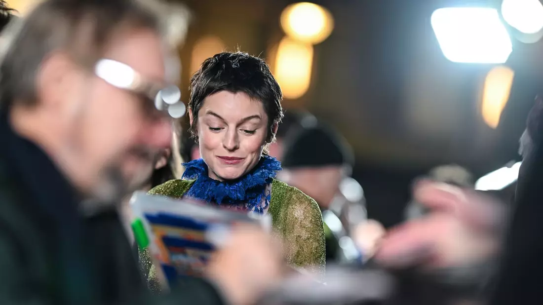 Auch Emma Corrin lief über den Roten Teppich. - Bild: Jens Kalaene/dpa