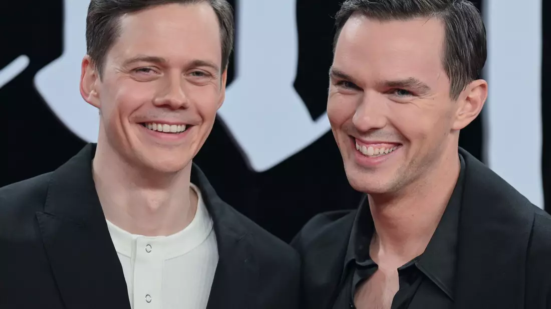 Strahlten am Zoo Palast um die Wette: Bill Skarsgård und Nicholas Hoult. - Bild: Jens Kalaene/dpa
