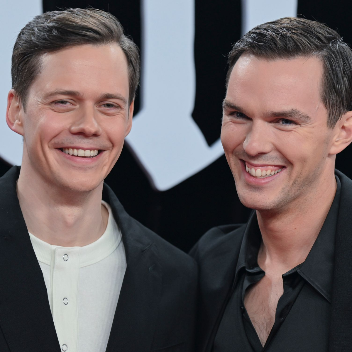 Strahlten am Zoo Palast um die Wette: Bill Skarsgård und Nicholas Hoult. - Foto: Jens Kalaene/dpa