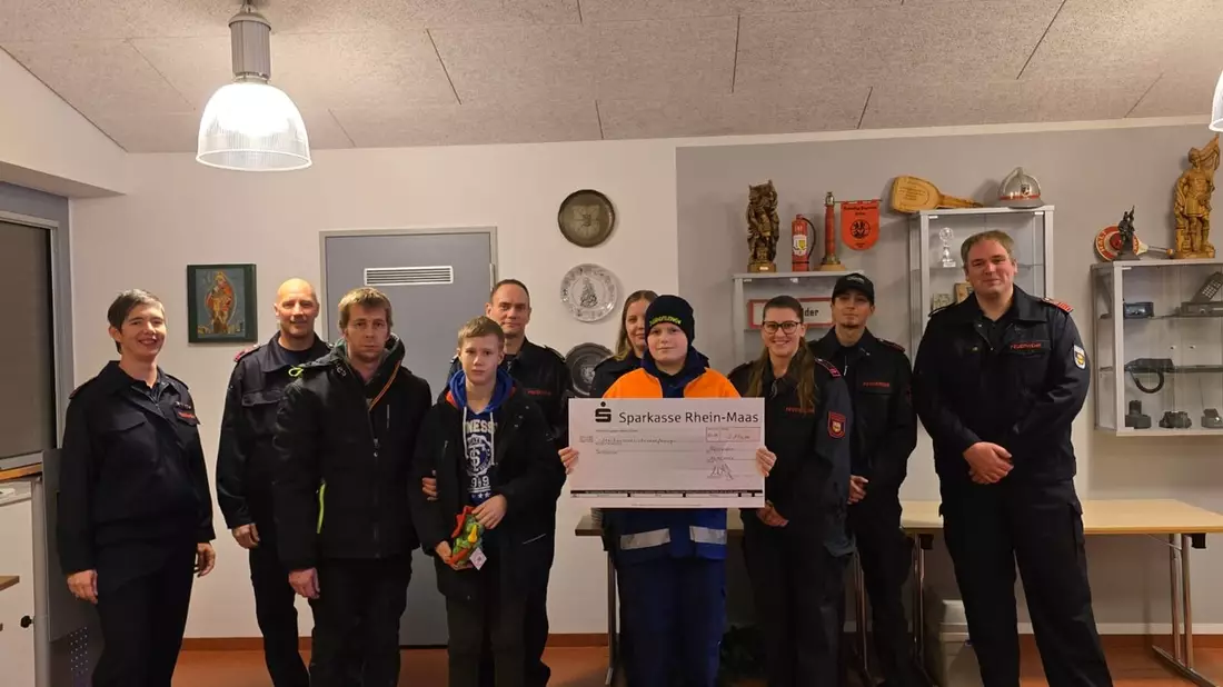 FW Kranenburg: Große Solidarität/Kranenburger Jugendfeuerwehr sammelt 2150 Euro für kranken Jan Luca - Bild: presseportal.de