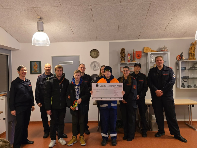 FW Kranenburg: Große Solidarität/Kranenburger Jugendfeuerwehr sammelt 2150 Euro für kranken Jan Luca - Foto: presseportal.de